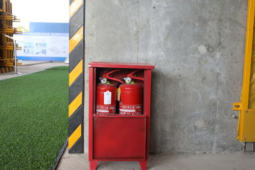 聚焦施工现场安全 消防器材柜与建筑光影的视觉档案